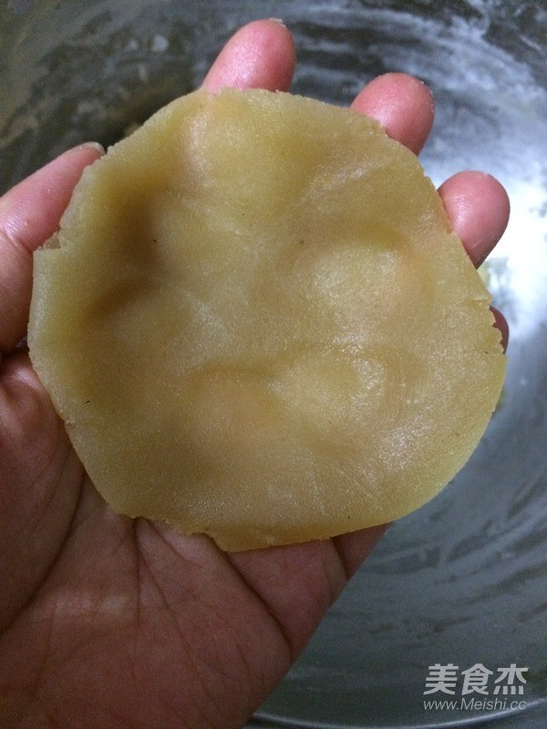 咸甜结合的莲蓉肉松蛋黄月饼