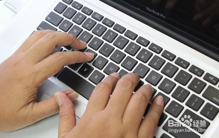 如何通过拆除键盘的按键来清洁键盘