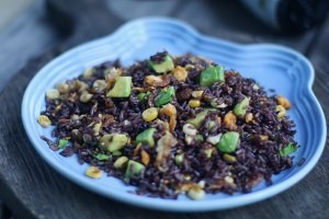怎么做口感清爽的牛油果紫米酱油炒饭