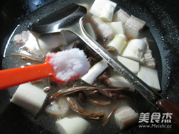 茶树菇茭白烧五花肉