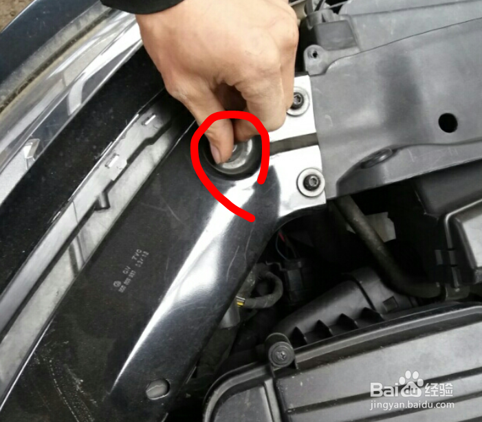 新速腾大灯怎么拆装