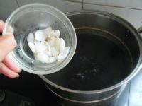 皮肤白皙光滑黑豆薏米百合汤的做法