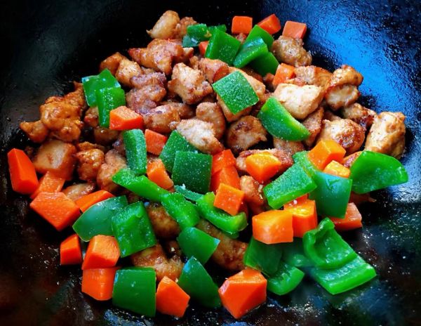 青椒胡萝卜炒鸡丁