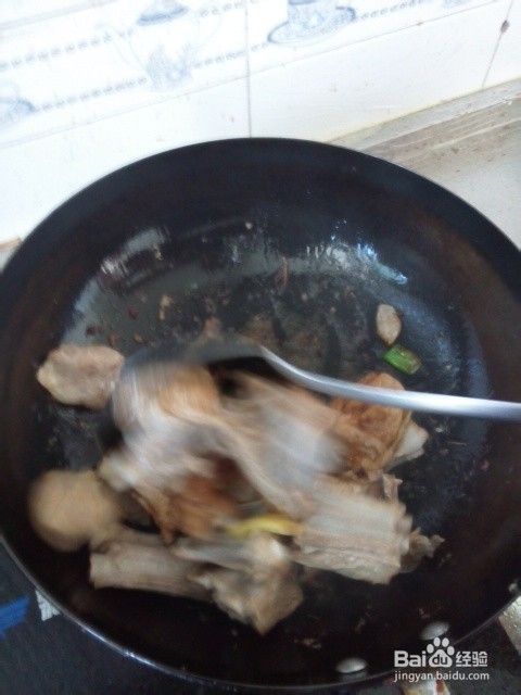 抓住家中的美食：[1]烹制西红柿羊排火锅