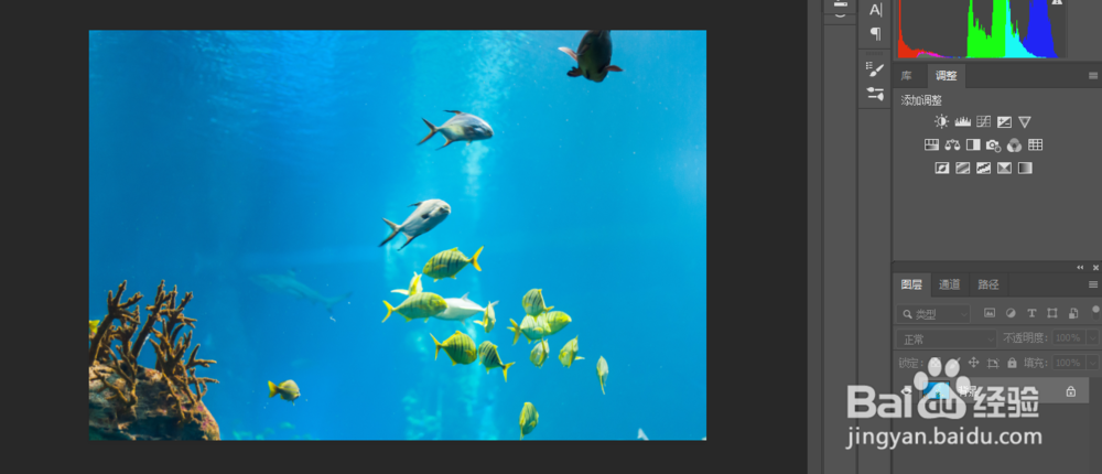 通过P合成小女孩在家里看海底世界的超现实场景