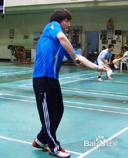 初学打羽毛球怎样发球?