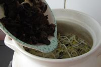 砂锅排骨炖豆芽的做法