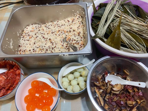广东家常咸蛋黄肉粽子
