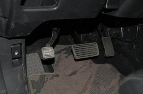 汽车的脚刹 是前刹车还是后刹车