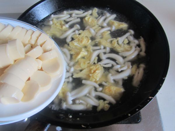 白玉菇鸡蛋豆腐羹