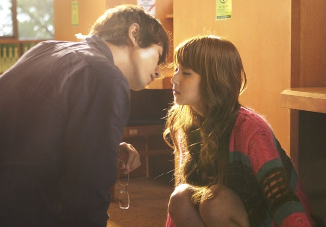 日本一部电影,讲的是一个女生堕落后喜欢上一个老师,但是这个老师后来生病失忆了,这部电影是什么