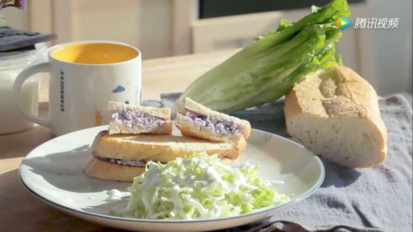 奶酪蓝莓三明治、生菜沙拉、热可可