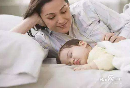 宝宝睡觉脑袋后面出很多汗，该怎么办？