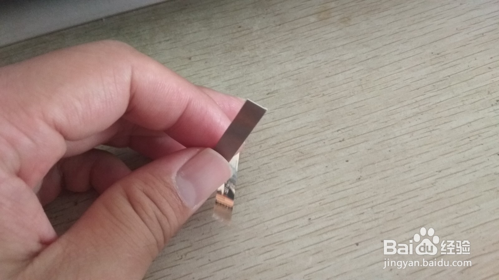 如何用一个细长的硬卡纸做简易的钢笔的支架