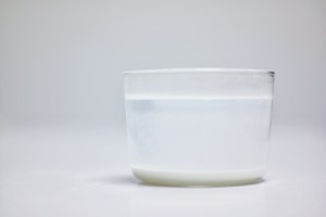 桃冻撞奶的做法