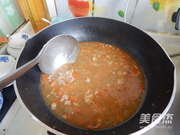 沙茶莴笋肉末凉拌米线
