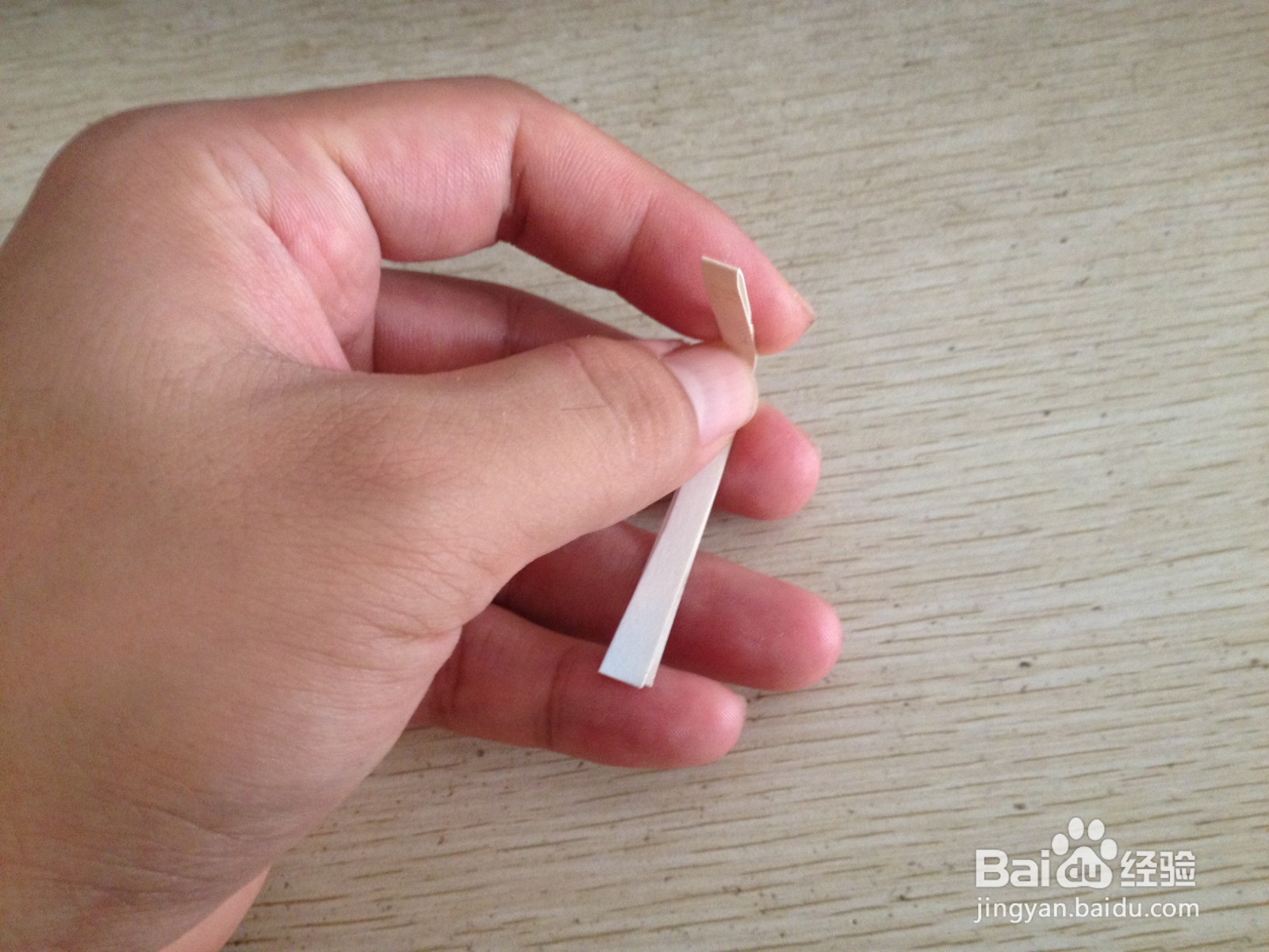 如何用一个细长的硬卡纸做四支中性笔的简易支架