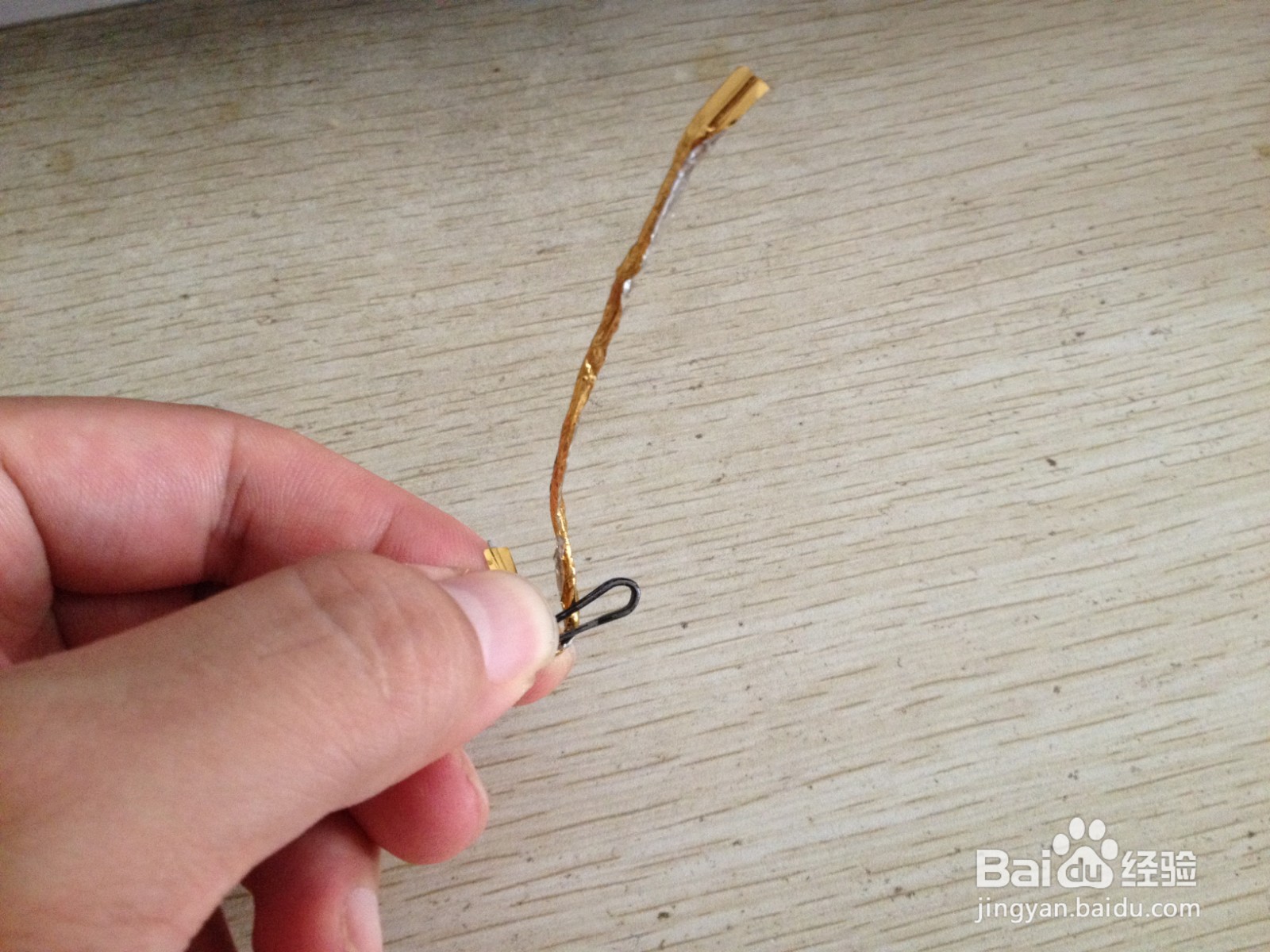 如何用面包袋绑绳和发卡做简易的钢笔的支架