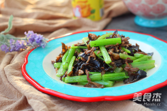 芹菜肉丝的做法