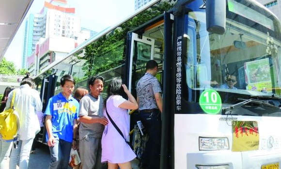 写一个坐车排队的片段。突出一个特点 ,注意写出场景和主要人物300字左右