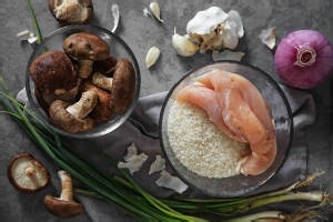 养生食补酱香香菇鸡肉焖饭的做法
