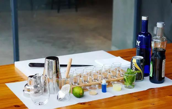 鸡尾酒怎么调，要呈蓝色的