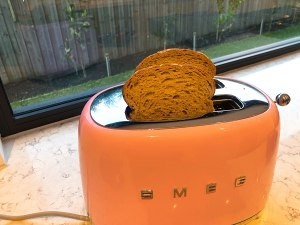 烟熏三文鱼配牛油果吐司