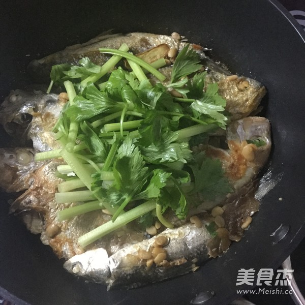 香煎杂鱼煲的做法