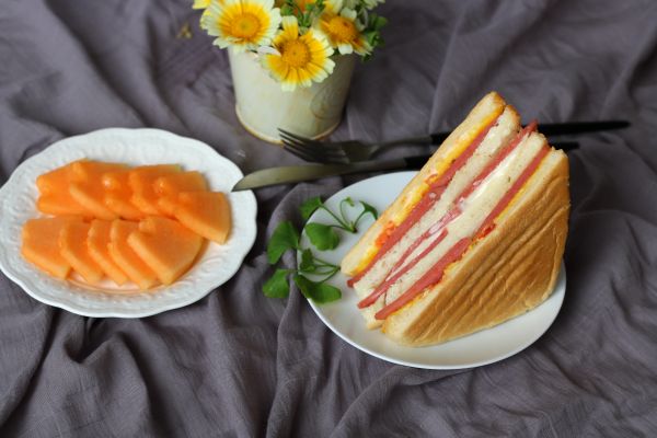 番茄鸡蛋三明治