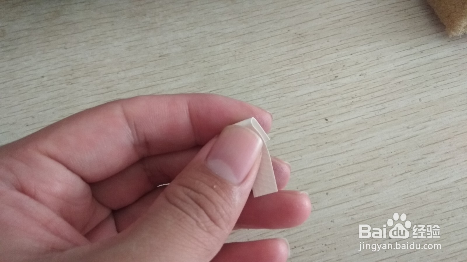 如何用两块小长方形水彩画纸做简易的手机支架