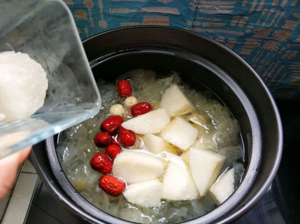 冰糖银耳雪梨汤