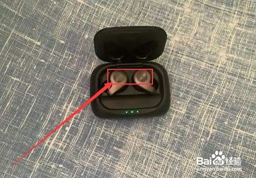 【蓝牙耳机】将自动配对,同时长按耳机开关键可进行手动配对.