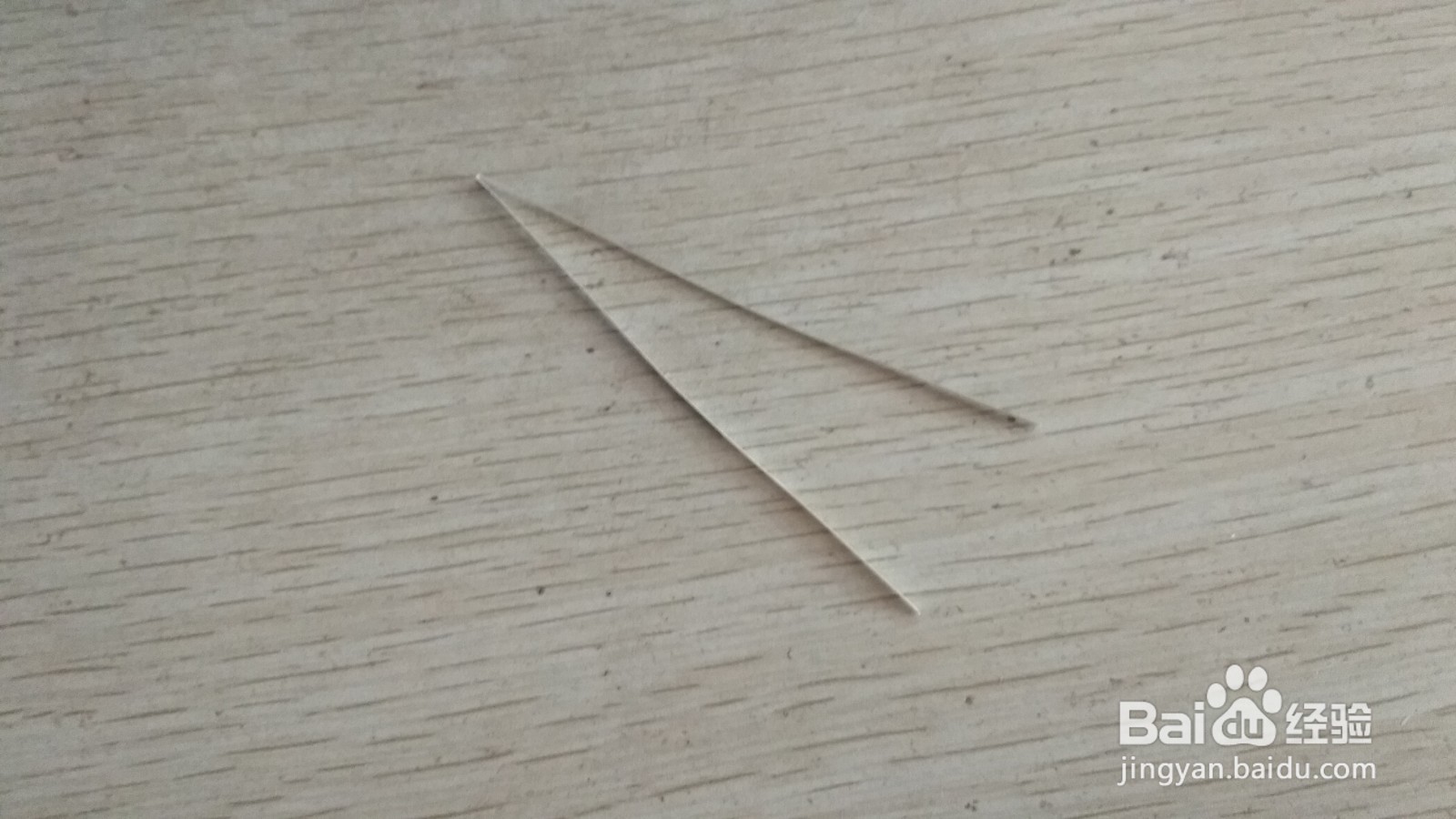 如何用一条细长的硬卡纸做简易的中性笔的支架