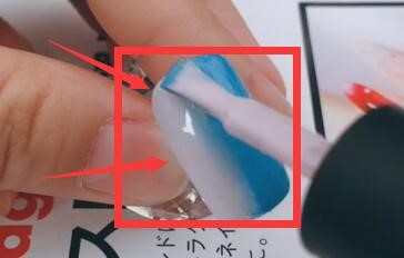 竖向渐变美甲怎么做