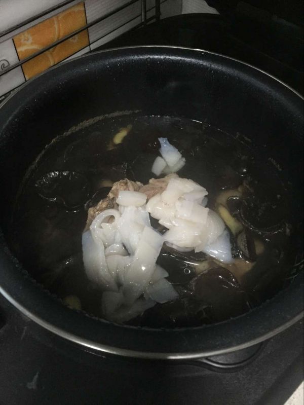 鲜鱿木耳猪骨汤