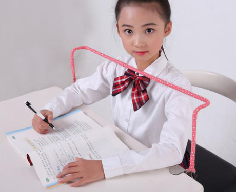 小红上学校,穿了一件红色上衣和一条绿色围脖的病句怎么修改