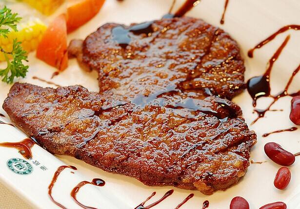 超市买的袋装牛排怎么做，先后顺序。一块牛排，一小袋胡椒酱，一小袋牛排调味油。