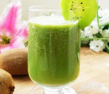 夏季嘴唇干裂，来一杯黄瓜猕猴桃汁