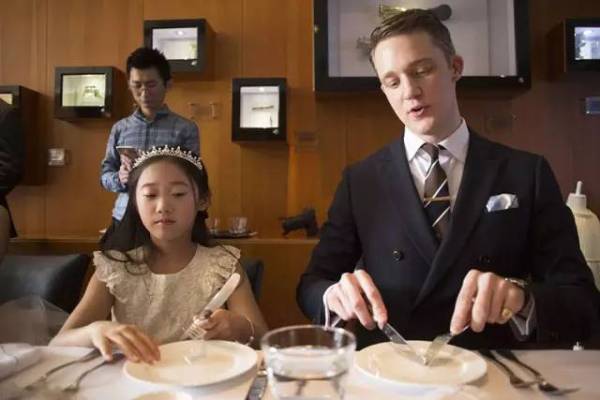 西餐中是坐手拿刀还是右手拿