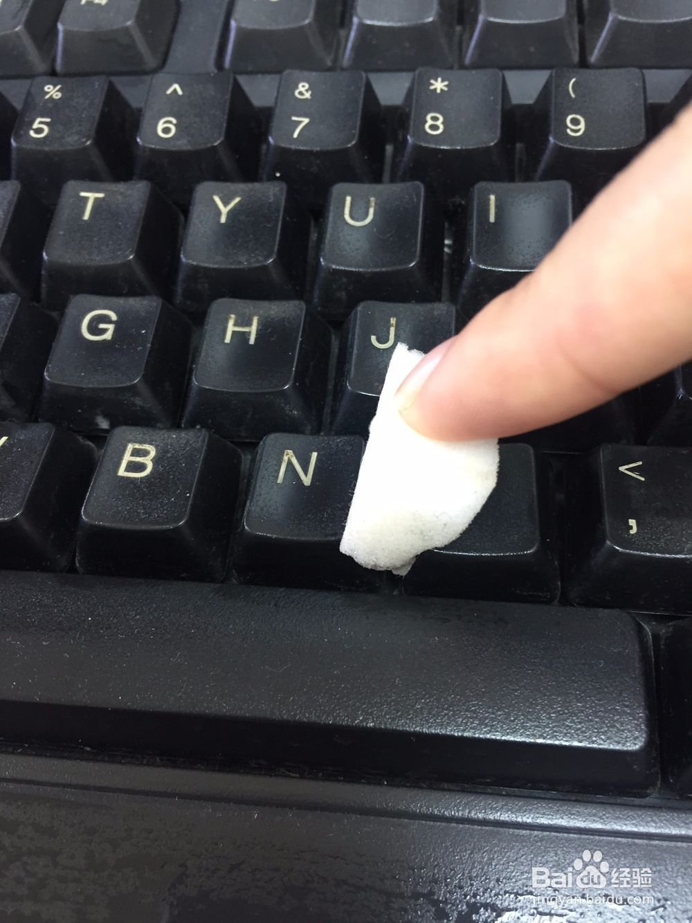 用纳米海绵擦清理键盘