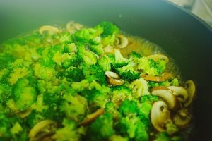 如何做蒜蓉褐菇西兰花