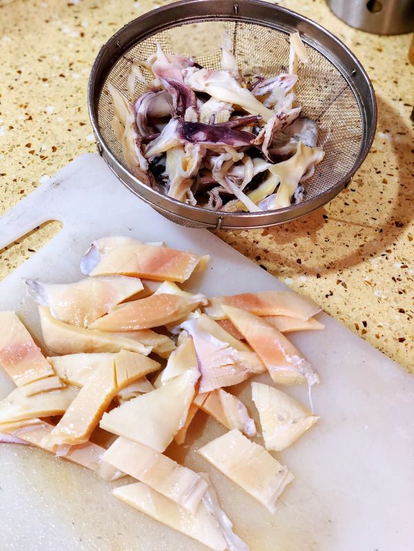 鲜墨鱼烧排骨和墨鱼干烧肉