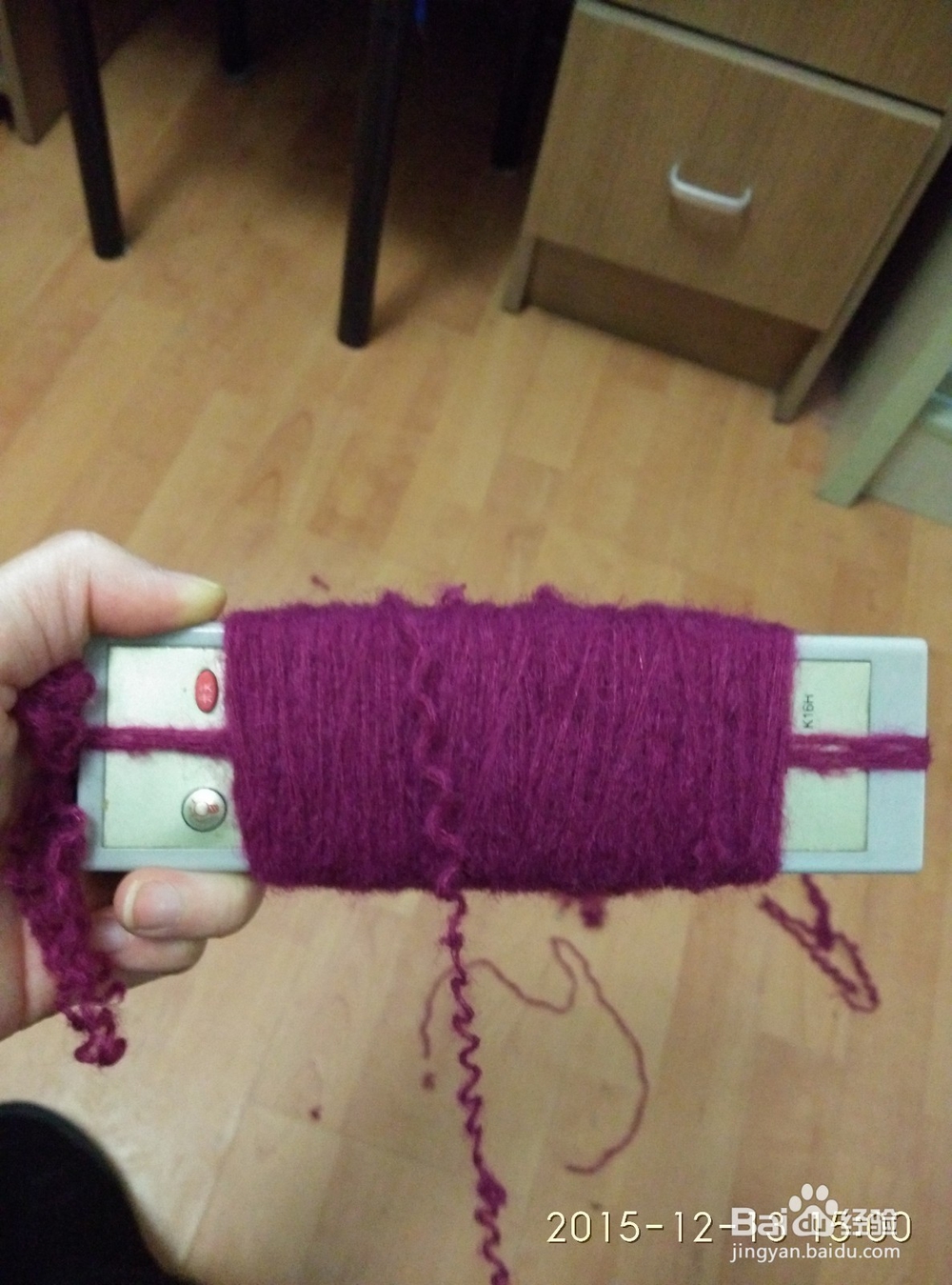 如何用旧毛衣改造毛绒帽子?