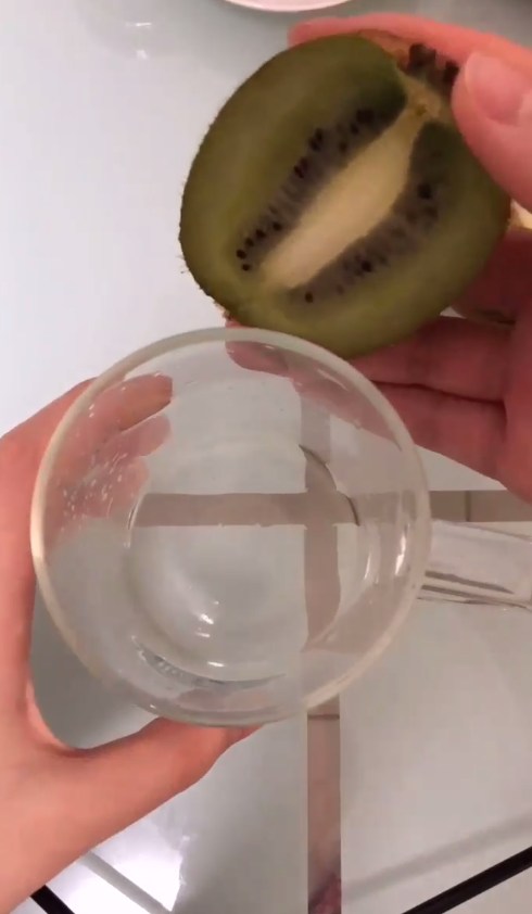 怎样快速剥猕猴桃