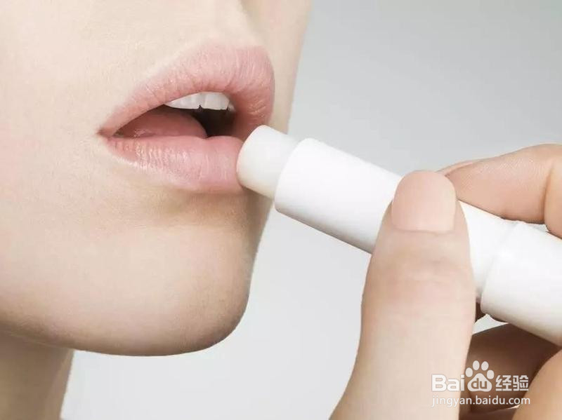 涂口红不沾杯的正确方法