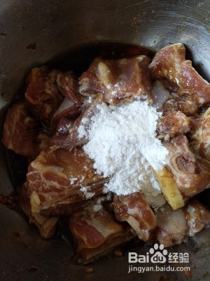 香酥排骨蒸土豆的做法