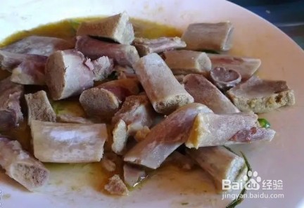 养君子兰，盆边撒点“小东西”，不施肥，开爆盆