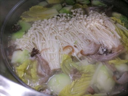 金针菇娃儿菜白菜三鲜汤