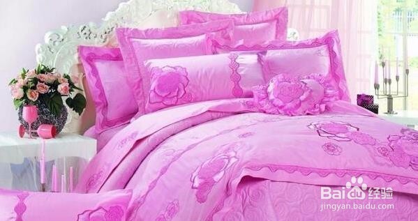 酒店客房床上用品的清洁保养注意事项: