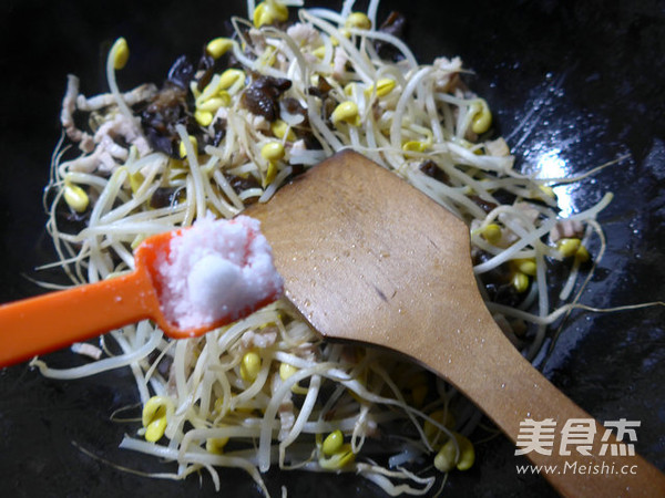 黑木耳五花肉炒黄豆芽
